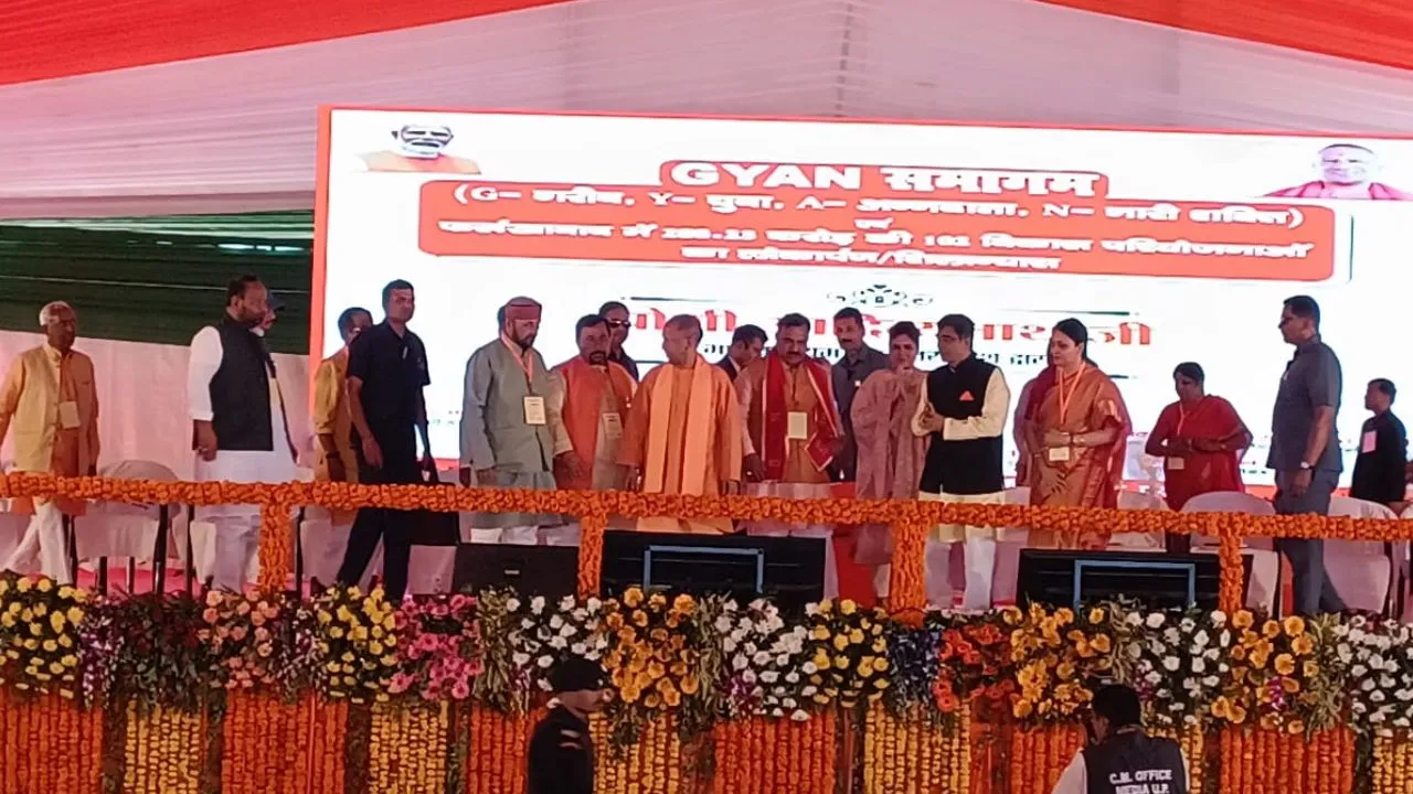 UP: फर्रुखाबाद में सीएम योगी बोले- यूपी में जाति और और मजहब की चर्चा होती थी...डबल इंजन की सरकार में विकास की चर्चा होती