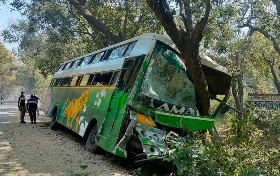 Bareilly News: 190 यात्रियों से भरी डग्गामार बस खाई में जाकर पेड़ से टकराई, 20 घायल