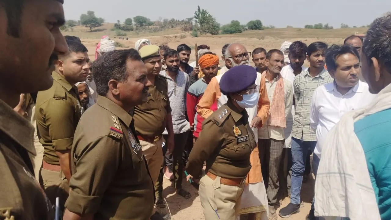 Banda Accident: बालू खदान में पिता को खाना देने गए किशोर को मिनी ट्रक ने कुचला...मौत, ग्रामीणों ने नहीं उठने दिया शव