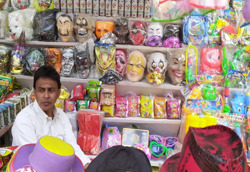 रामपुर : गन से निकलेगा अबीर, जादुई है झाड़ू गुब्बारा...बाजार में मोदी-योगी पिचकारियों की भरमार