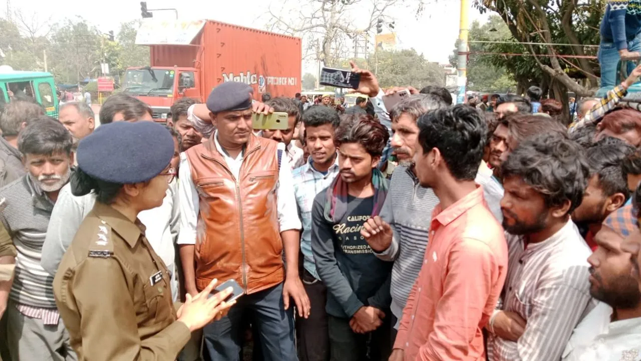 Kanpur: टाटमिल और घंटाघर चौराहे को ई-रिक्शा फ्री जोन करने की मांग...सैकड़ों की संख्या में चालकों ने किया हंगामा