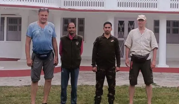 Pilibhit: वैनिटी वैन के साथ पीटीआर पहुंचे जर्मनी के दो पर्यटक, अब करेंगे जंगल सफारी