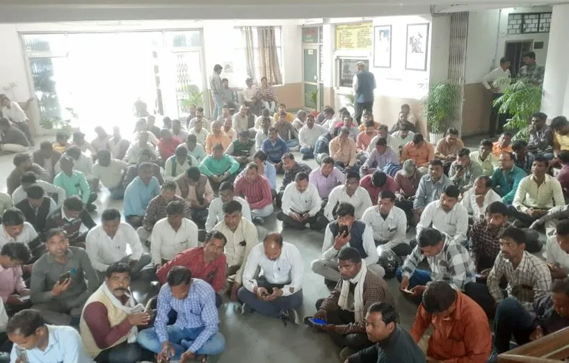 Bareilly News: दस महीने से मानदेय न मिलने पर रोजगार सेवकों का विकास भवन में प्रदर्शन, जमकर की नारेबाजी