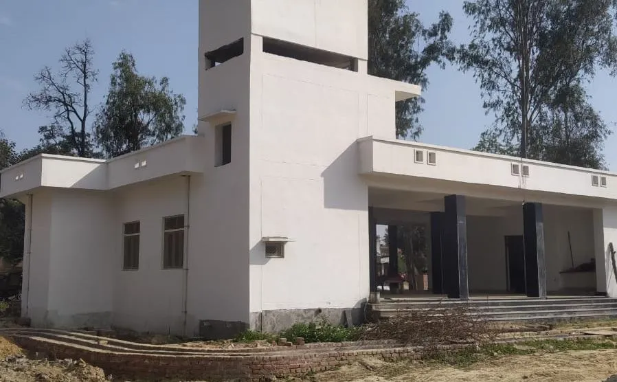 Bareilly News: दिल्ली हाईवे से एक किमी दूर बन रहा रोडवेज बस अड्डा एक साल में भी अधूरा