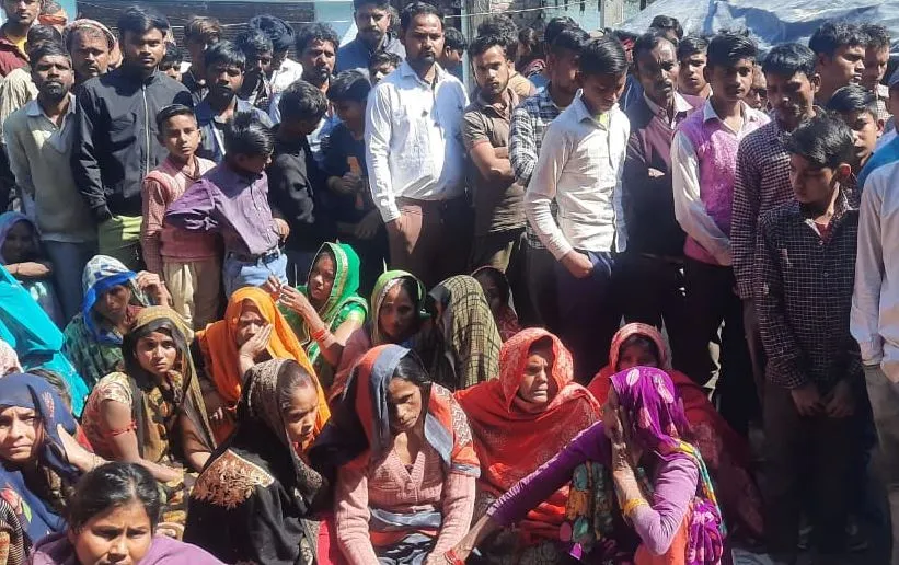 Pilibhit: फंदे से लटका मिला युवक का शव, पत्नी बोली- परिवार ने कर दी हत्या...तफ्तीश में जुटी पुलिस 