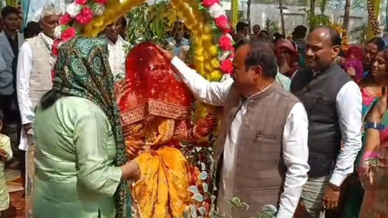 Hamirpur: भाजपा नेता ने बैलगाड़ी से किया बेटी को विदा; दुल्हन की बैलगाड़ी से विदाई देखकर लोग भी रह गए हैरान...
