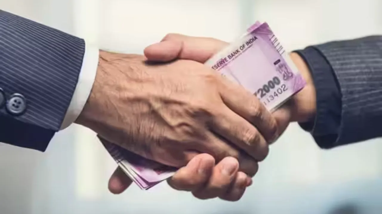 Fatehpur: भ्रष्टाचार के आरोप में आबकारी अधिकारी पर दर्ज हुई रिपोर्ट; एक दिन पहले डीएम ने किया था निलंबित