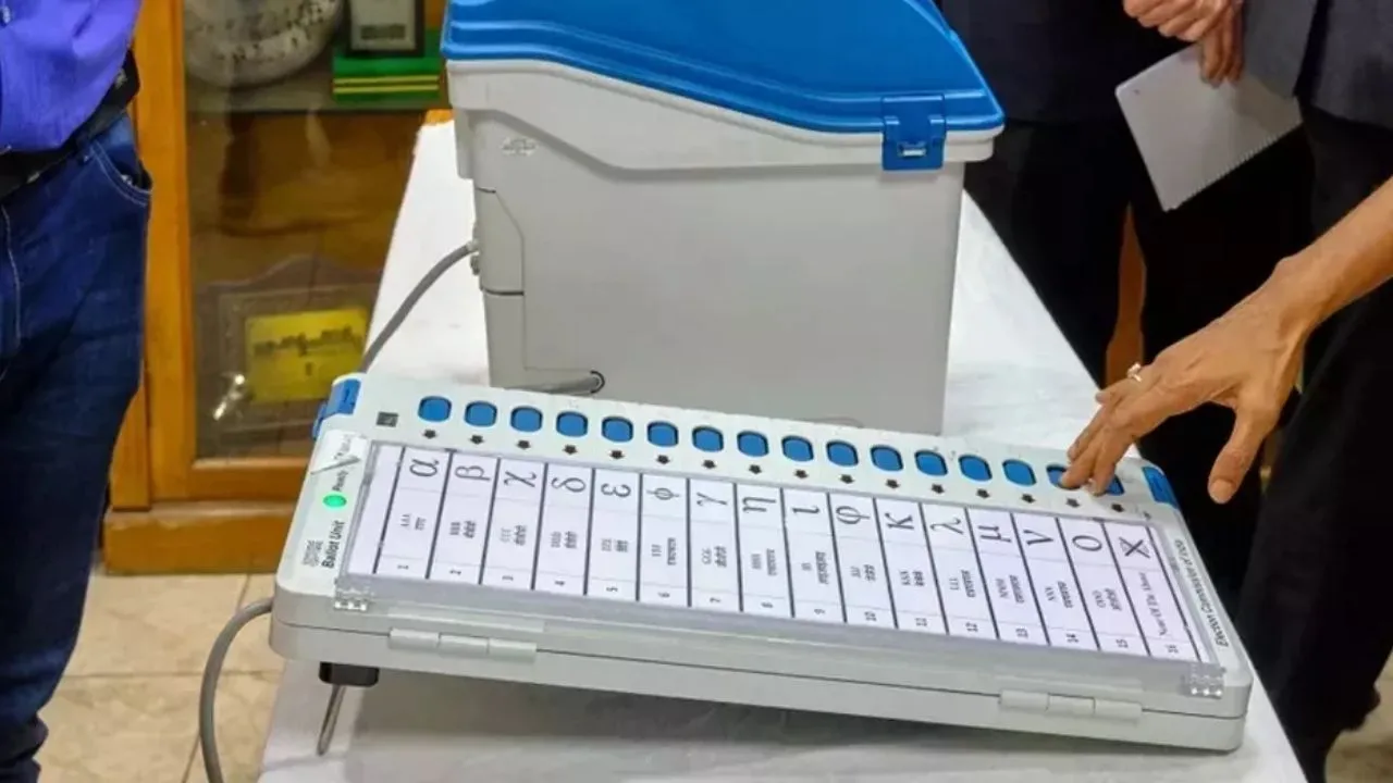 Kanpur News: मतदान केंद्रों में नहीं मिली आधारभूत सुविधाएं; जिला प्रशासन ने जताई नाराजगी