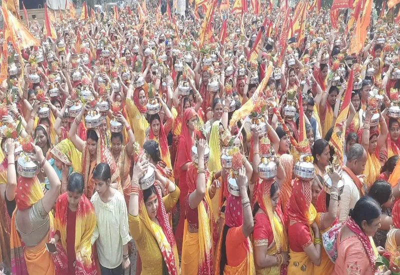 मुरादाबाद : 1251 महिलाओं ने निकाली भव्य कलश यात्रा, सड़कों पर नजर आया भगवा रंग