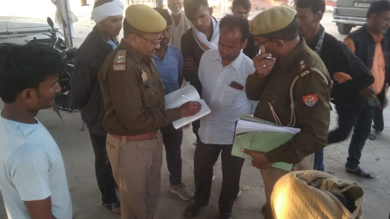 Mahoba: शराब छुड़ाने की दवा पीना दो युवकों को पड़ा भारी; चेहरा हुआ पीला... फिर हो गया ये कांड... जानें मामला 