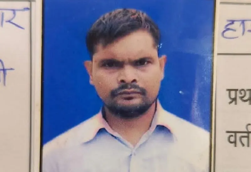 अमरोहा : घर के पीछे गड्ढे के पास मिला रेलवे कर्मी का शव, पास से मिली शराब की बोतल