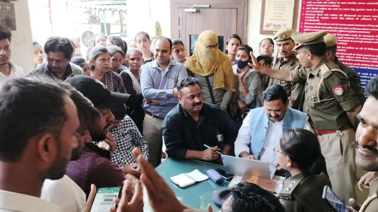 Kanpur: मानदेय न मिलने पर युवक-युवतियों ने किया थाने का घेराव; कंपनी ने यह बताकर रोका था मानदेय...जानें