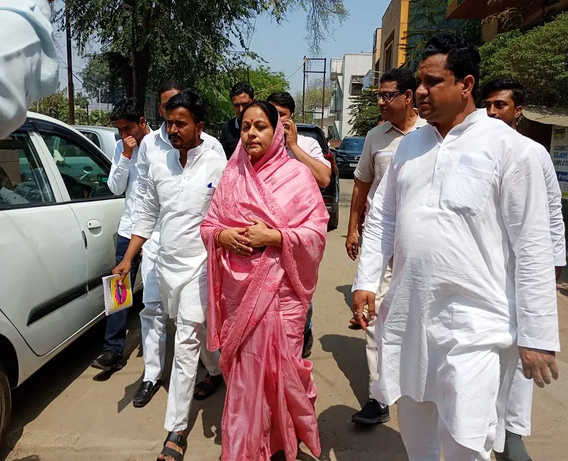 मुरादाबाद : नॉमिनेशन कराने पहुंची रुचि वीरा, बोलीं- एसटी हसन मेरे बड़े भाई उनके लिए नो कमेंट्स 