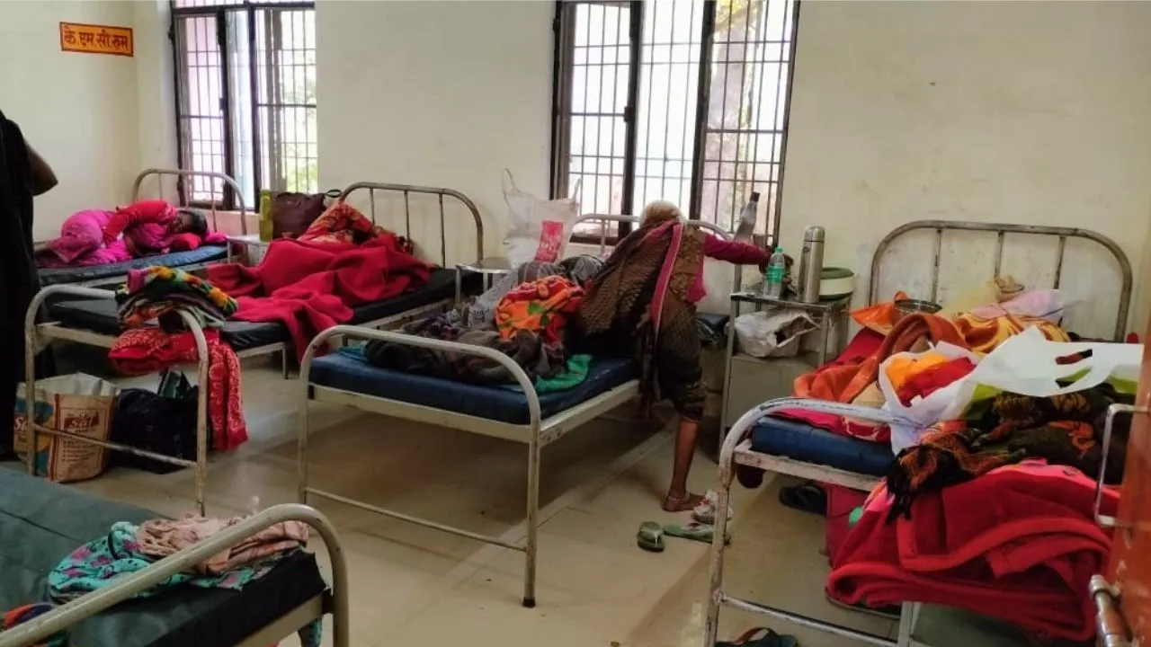 Kanpur Dehat: रूरा सीएचसी में खांसी की दवा खत्म, प्रसूताओं को नहीं मिल रहे चादर और कंबल, बदइंतजामी से मरीज परेशान