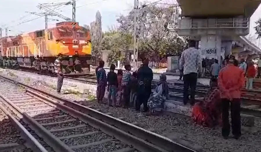 Bareilly News: चौपला पुल के नीचे रेलवे ट्रैक पर बैठीं महिलाएं, बोलीं- 'मोदी आपका परिवार, रास्ता मांगे अबकी बार'