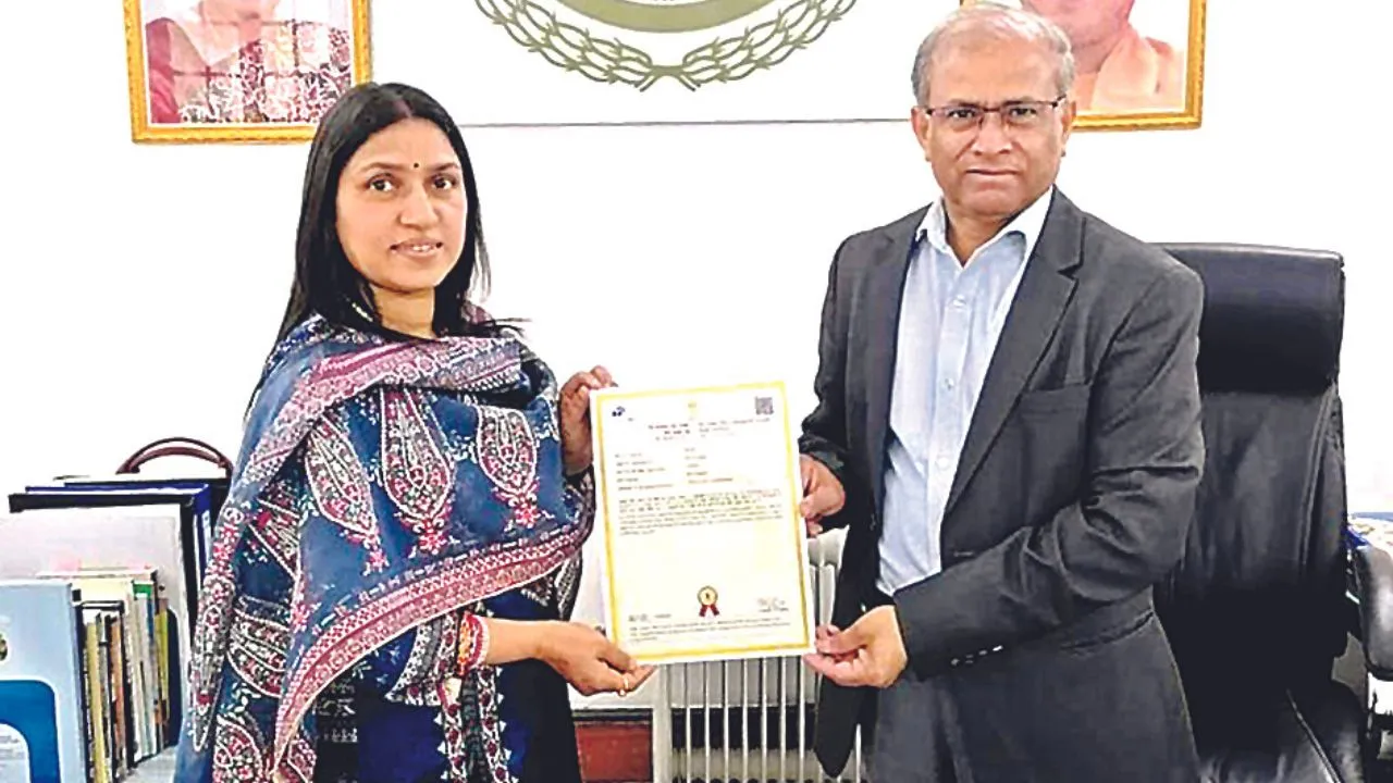 Kanpur: अब आसानी से बन सकेगा लोटस सिल्क; सीएसए की प्रोफेसर ने बनाया कमल के तने से रेशे निकालने का उपकरण