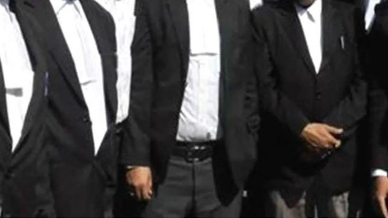 Kanpur News: हमीरपुर में जारी आंदोलन के समर्थन में उतरे अधिवक्ता; इस दिन रहेंगे न्यायिक कार्य से विरत...