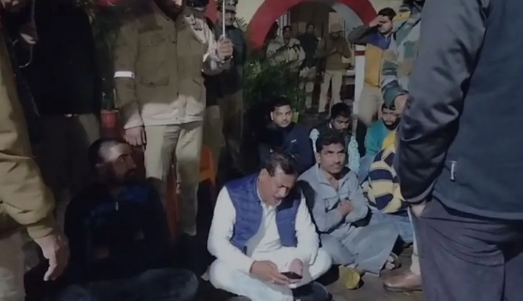 लखीमपुर-खीरी: बारिश के बीच कोतवाली में धरने पर बैठे सदर विधायक, जानें पूरा मामला