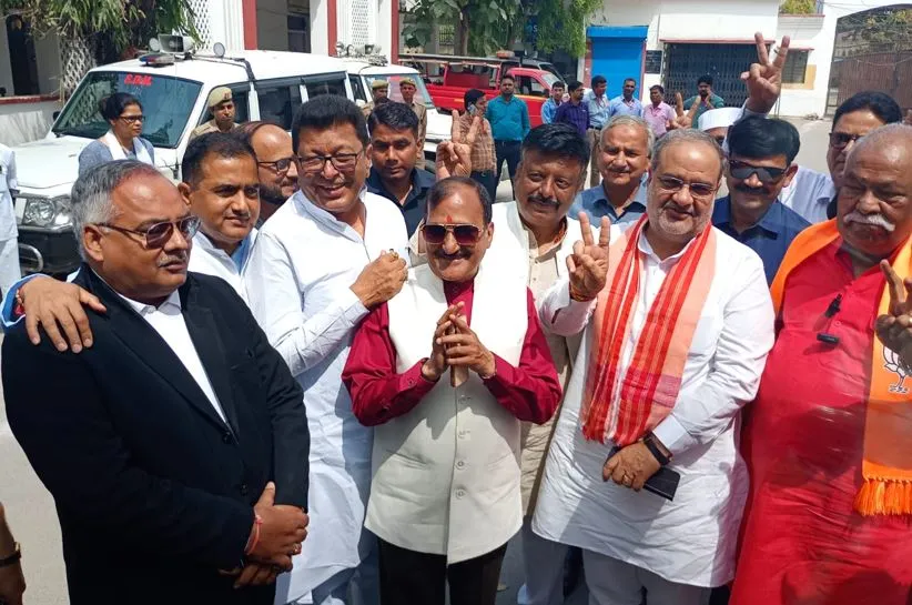 मुरादाबाद: बीजेपी प्रत्याशी पूर्व सांसद कुंवर सर्वेश ने किया नामांकन, भूपेंद्र सिंह चौधरी भी रहे मौजूद