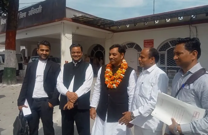 मुरादाबाद: बसपा प्रत्याशी इरफान सैफी ने किया नामांकन 