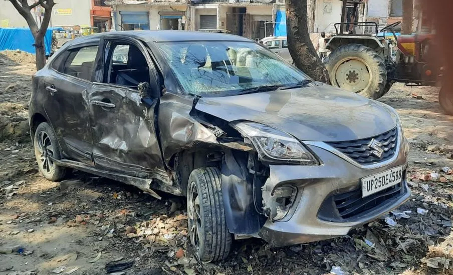 Pilibhit: सड़क किनारे खड़े तीन बच्चों को टक्कर मारकर पलटी कार, दो गंभीर