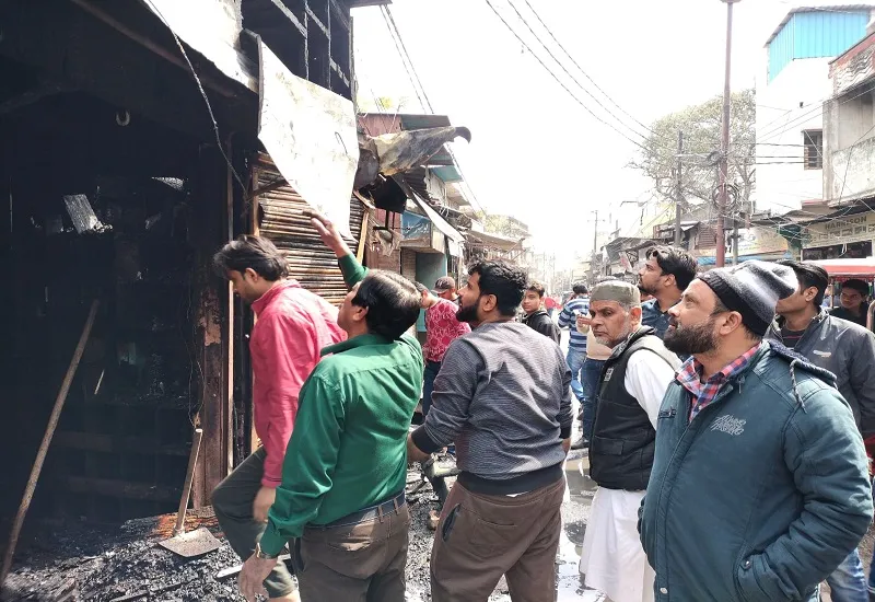 मुरादाबाद : शॉर्ट सर्किट से कटरा नाज की तीन दुकानें जलकर राख, लाखों का सामान जला