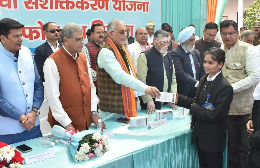 Bareilly News: वित्त मंत्री सुरेश कुमार खन्ना ने बांटे स्मार्टफोन, कानून के विद्यार्थियों को वकीलों की विरासत संजोकर रखने का दिया संदेश