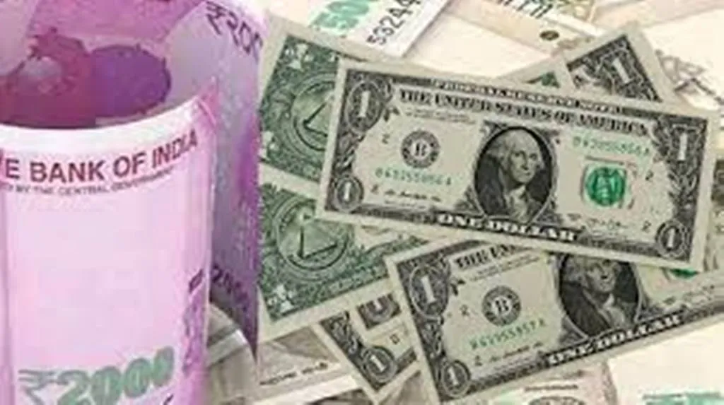 शुरुआती कारोबार में अमेरिकी डॉलर के मुकाबले रुपया पांच पैसे टूटकर 82.95 पर पहुंचा