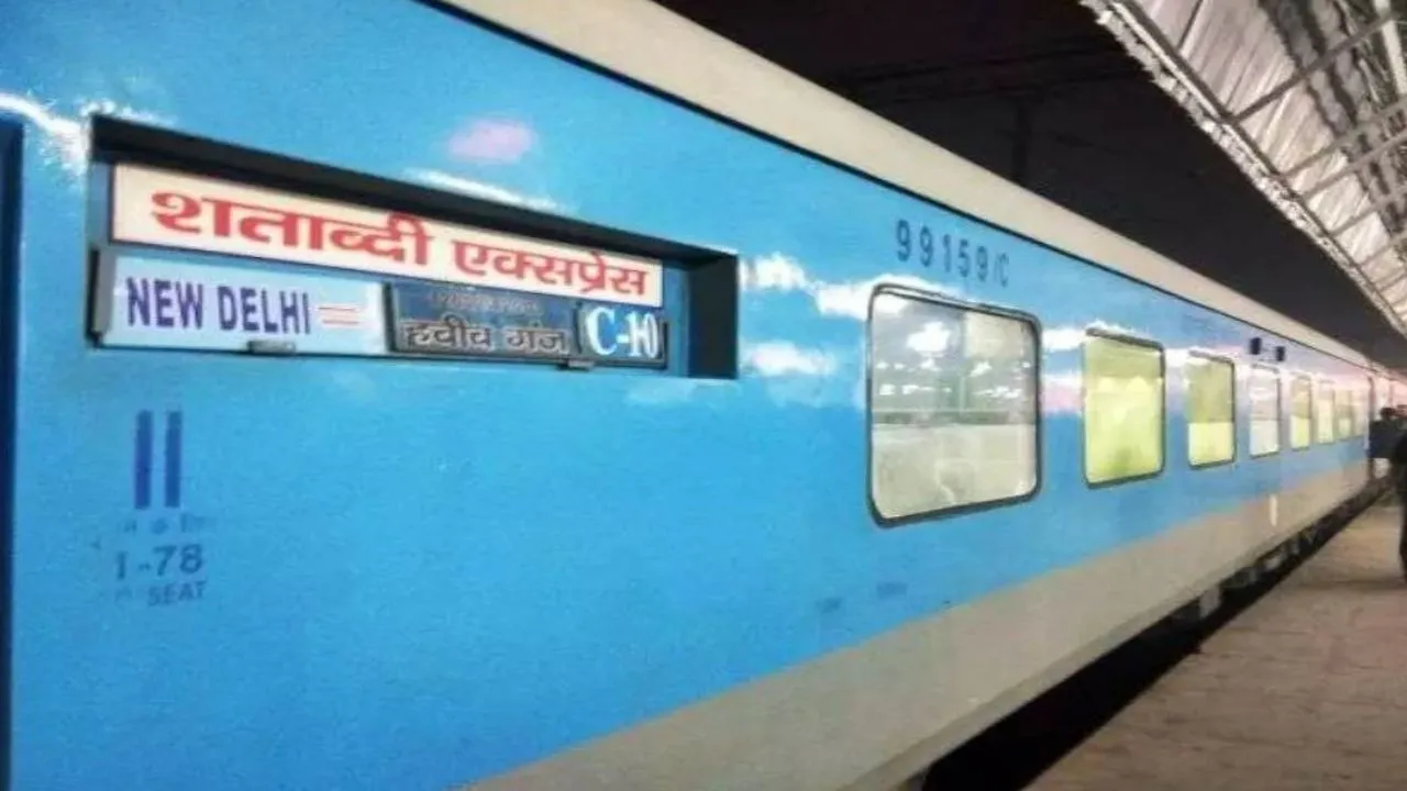 Kanpur: स्वर्ण शताब्दी एक्सप्रेस में विजिलेंस टीम का छापा; चेनपुलिंग कर भागा टीटीई, दूसरे के पास से मिले हजारों रुपये