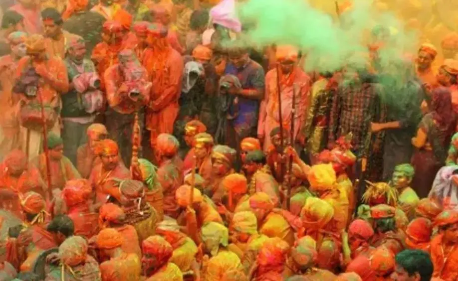 मथुरा: बांके बिहारी मंदिर में हादसा, भीड़ में दम घुटने से एक श्रद्धालु की मौत 