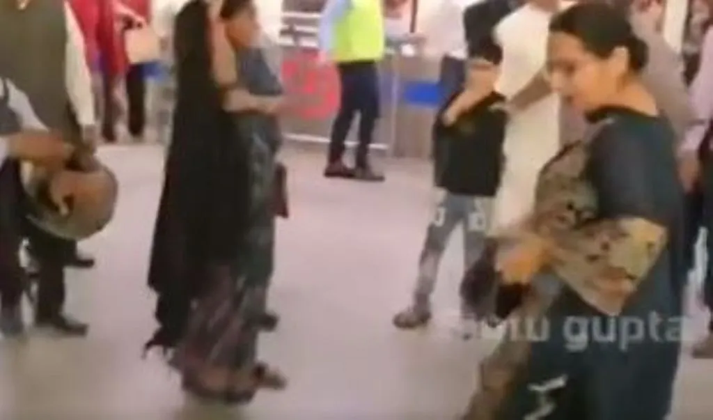Delhi Metro में चोरी करती पकड़ी गईं दो महिलाएं, जमकर हुई धुलाई...Video Viral 