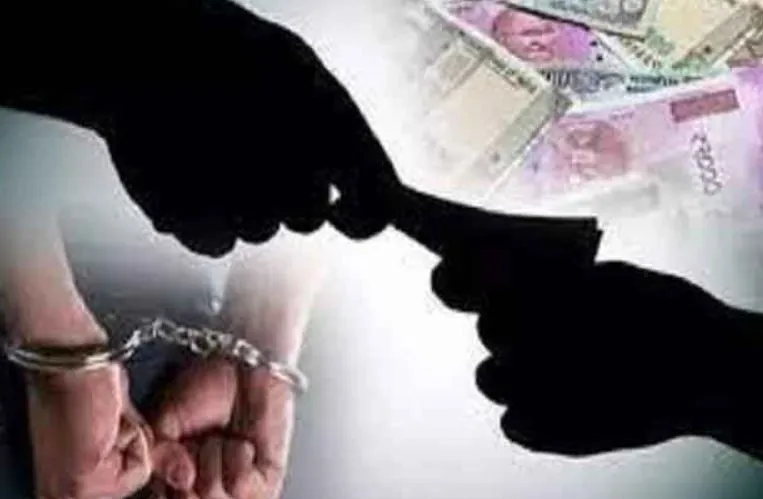 पीलीभीत: रिश्वत लेते धरे गए संविदाकर्मी पर विभागीय कार्रवाई की तलवार, एक अन्य जिम्मेदार की भूमिका पर उठे सवाल 