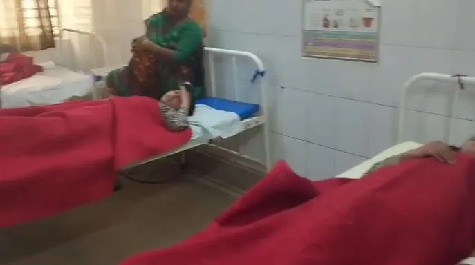 मथुरा: स्कूल में लंच के बाद बिगड़ी 10 छात्राओं की तबीयत, अस्पताल में भर्ती