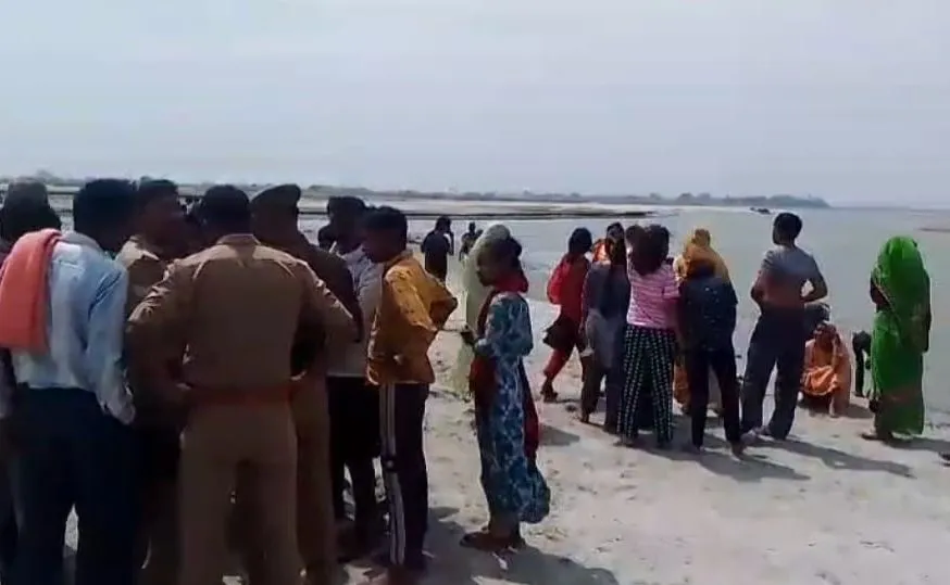 कासगंज: गंगा स्नान को गया किशोर डूबकर हुआ लापता, तलाश में जुटे गोताखोर 