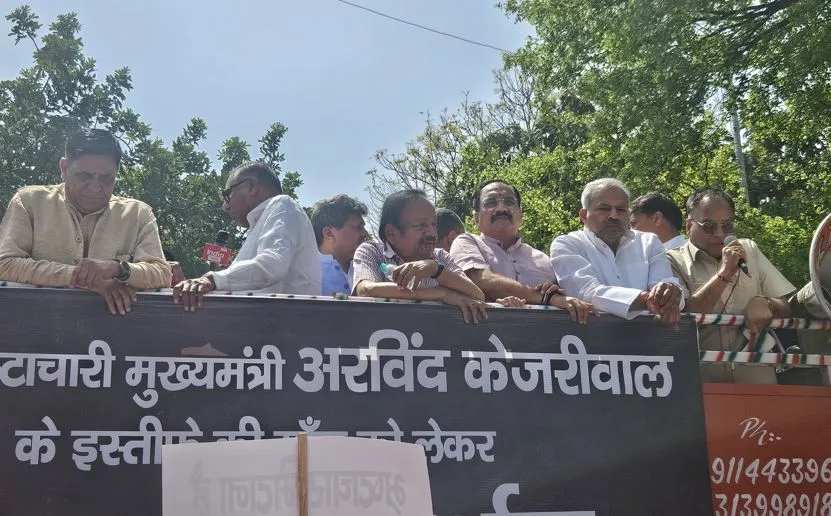 दिल्ली में बीजेपी का आप के खिलाफ जोरदार प्रदर्शन, सीएम केजरीवाल के इस्तीफे की कर रही मांग