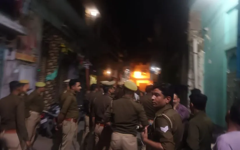 Pilibhit: मस्जिद में बिना अनुमति लाउडस्पीकर बजाने पर दूसरे पक्ष ने किया ऐतराज, एएसपी-सीओ फोर्स के साथ पहुंचे और निपटाया विवाद