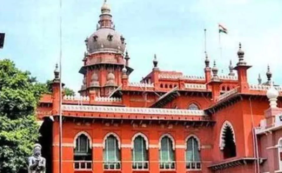 मद्रास हाईकोर्ट ने पन्नीरसेल्वम को पार्टी के झंडे, चुनाव चिह्न का इस्तेमाल करने पर लगाई रोक 