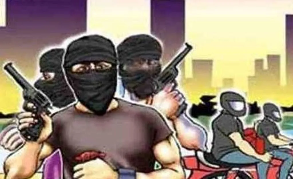 पीलीभीत: पुलिसकर्मी बताकर घुसे बदमाशों ने सेल्समैन को बंधक बनाकर लूटी शराब, ठेकेदार को गड़बड़ी का शक...छानबीन में जुटी पुलिस