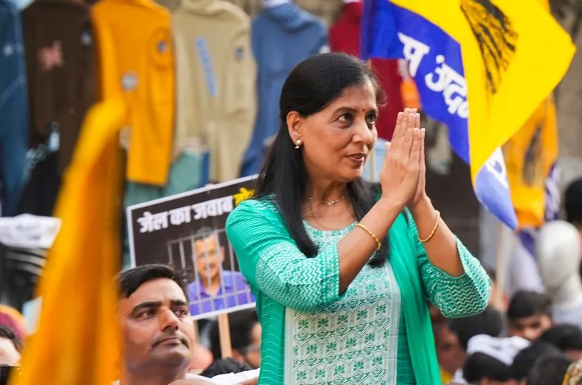 Lok Sabha Elections 2024: सुनीता केजरीवाल ने संभाली चुनावी कमान, दिल्ली में अपना पहला रोड शो किया