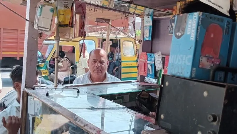 लखीमपुर खीरी: पुलिस बैठी रही...नहीं लगी भनक, मोबाइल शॉप में हो गई चोरी