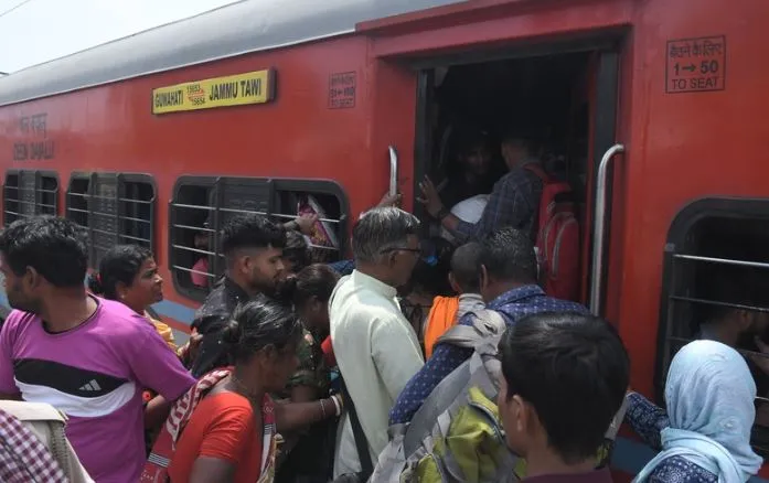बरेली: ट्रेनों में भीड़... मुश्किल में महिलाओं और बुजुर्गों का सफर, पैर रखने की भी जगह नहीं