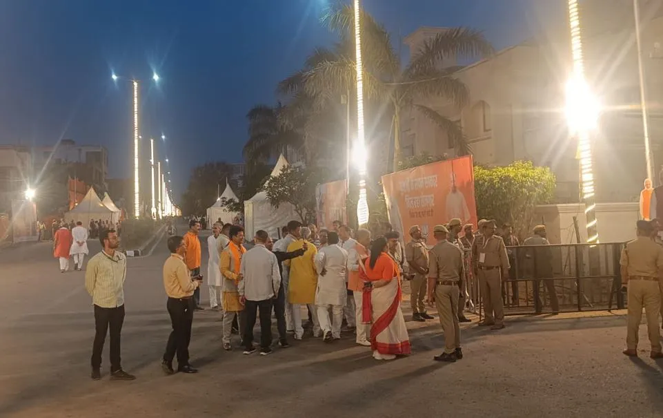 बरेली: PM मोदी के रोड शो में रथ के पीछे भी नहीं चल सके नेता, SPG ने रोका...काफिले को जाते देखते रह गए