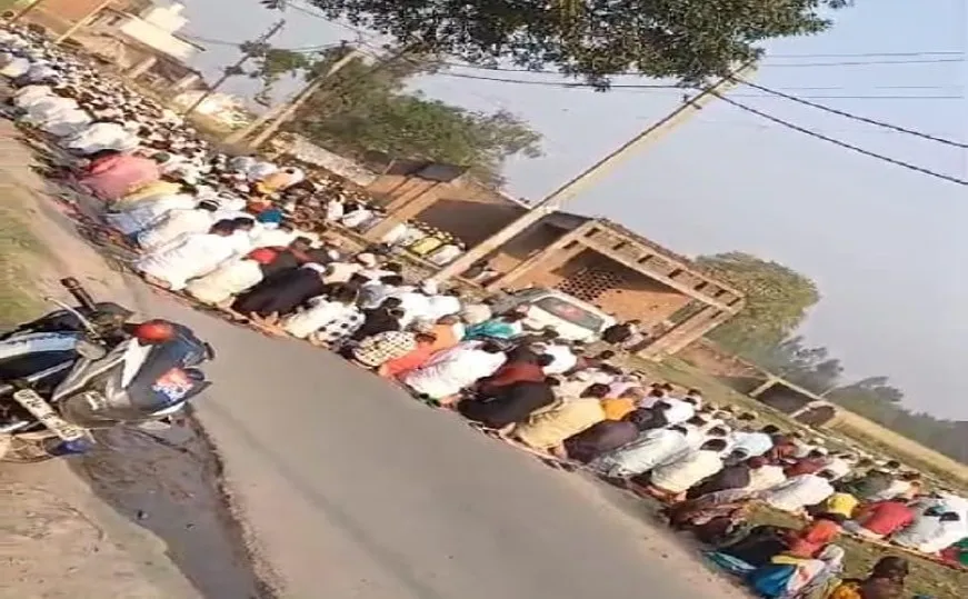 बदायूं: ईद पर सड़क पर पढ़ी नमाज, 16 नामजद समेत 50 के खिलाफ FIR