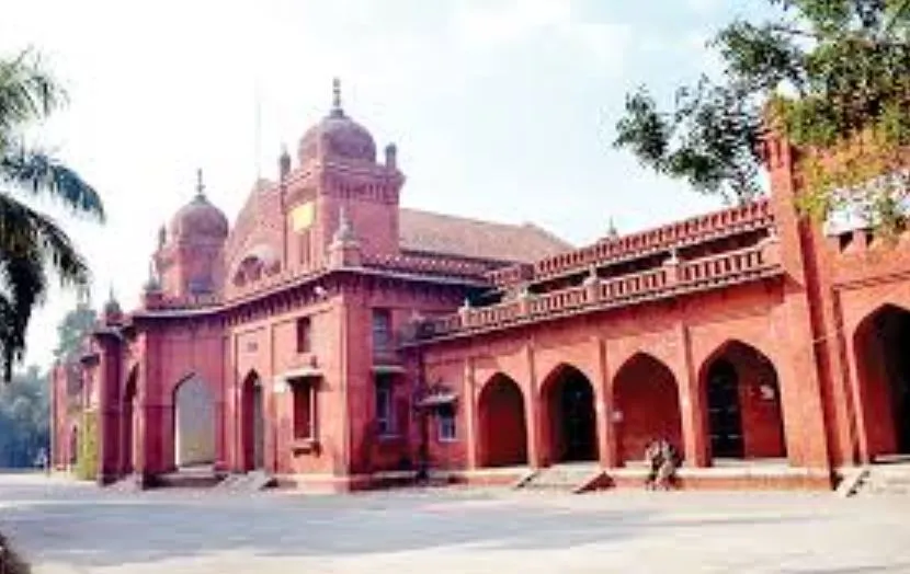 बरेली कॉलेज में शिक्षक कम पड़े कम, देरी से शुरू हुई परीक्षा