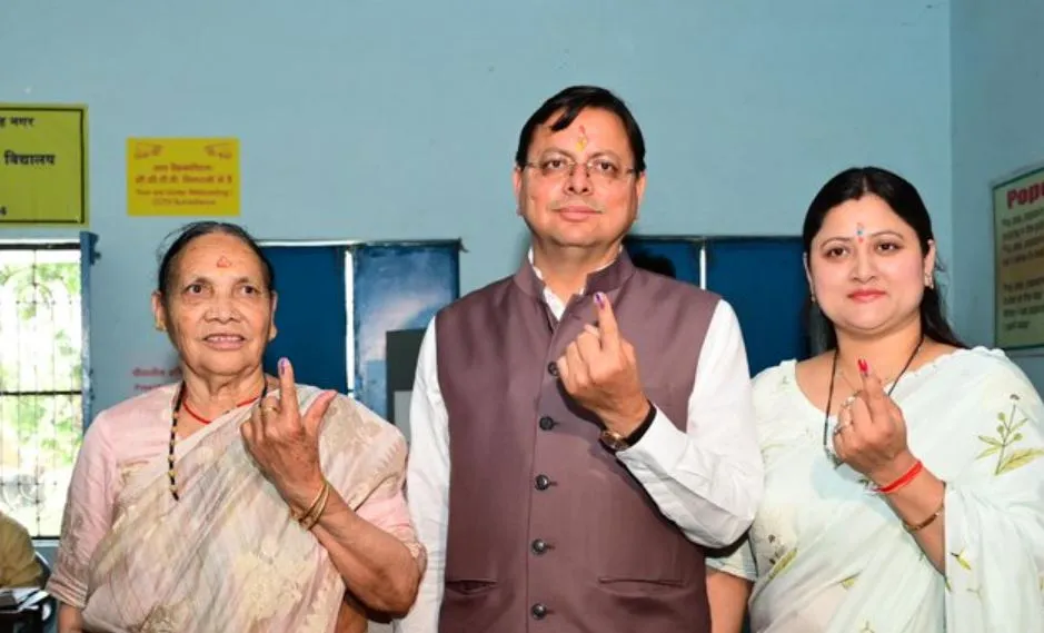Lok Sabha Elections 2024: CM धामी ने अपने गृह नगर में किया मतदान, वोटिंग के लिए मतदाताओं से की अपील 