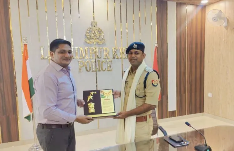 लखीमपुर-खीरी: चोरी का खुलासा करने पर पूर्व लेफ्टीनेन्ट कर्नल ने एसपी को किया सम्मानित