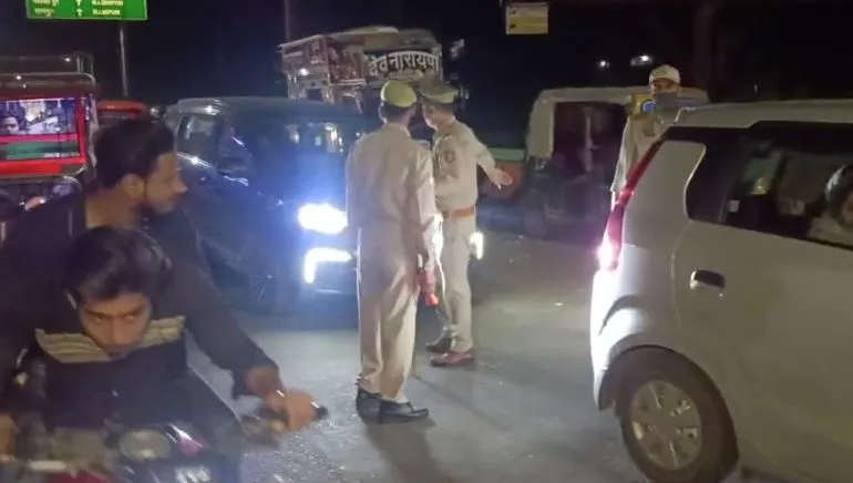 मुरादाबाद: SST टीम ने पुलिस के साथ चेकिंग में स्कूटी सवार से बरामद किए 5 लाख 50 हजार रुपए, लेखा-जोखा न देने पर जब्त 