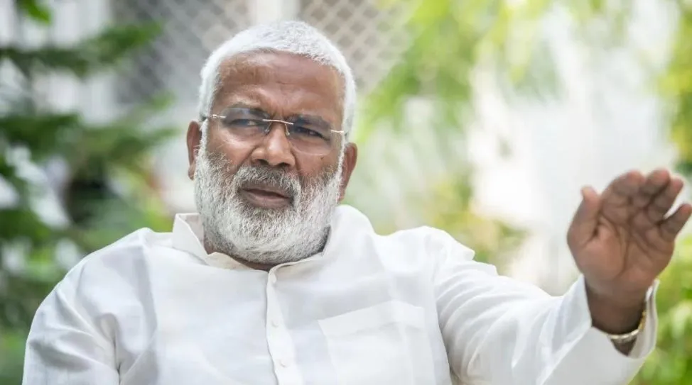 बरेली: चेंजओवर के दौरान नेताओं से मिले जलशक्ति मंत्री, बोले- बहुत अफवाहें हैं, चुनाव संभाल लोगे