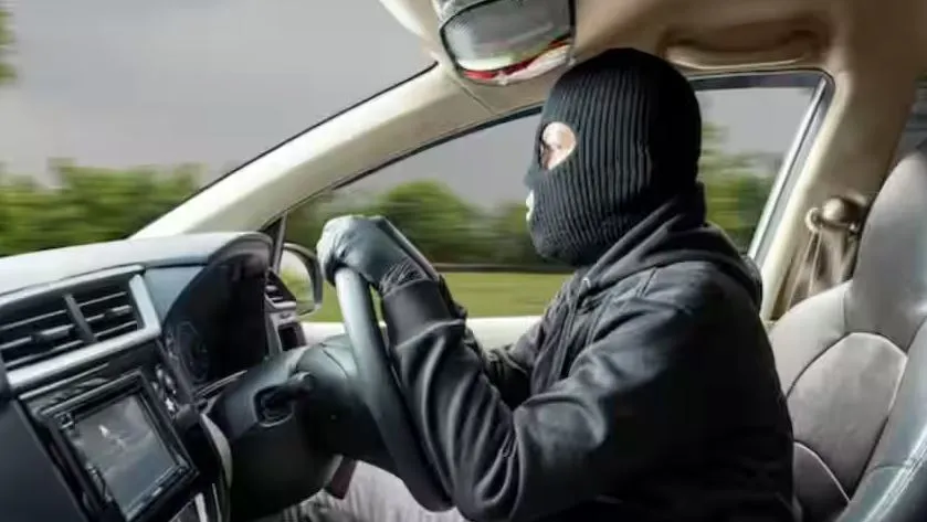 पीलीभीत: पहले लिफ्ट दी...फिर चेकिंग का डर दिखाकर महिला के जेवरात उड़ा ले गए कार सवार, जानिए मामला