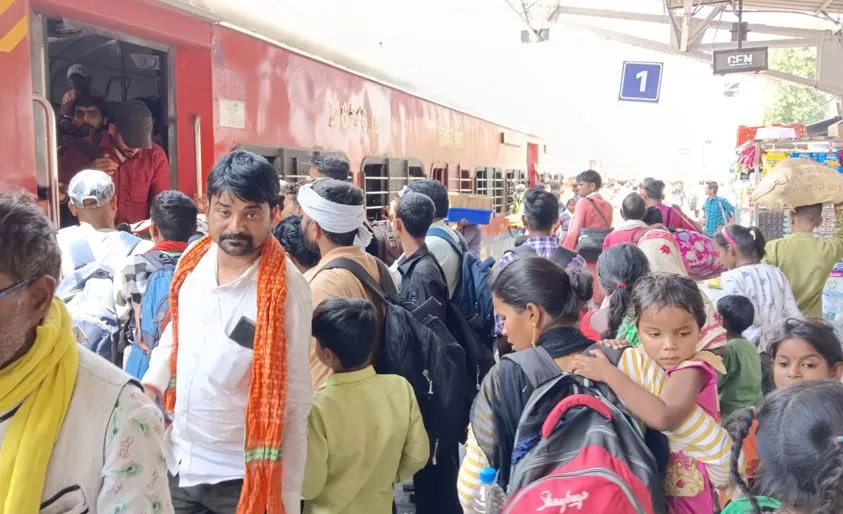 बरेली: ईद पर ट्रेन से घर जाना यात्रियों के लिए बना मुसीबत, बोले- हम टिकट कराएं और वो मुफ्त में सफर करें